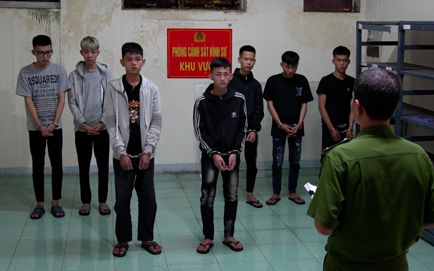 Nhóm học sinh 'truy sát' nhau trước cổng trường- Ảnh 2.