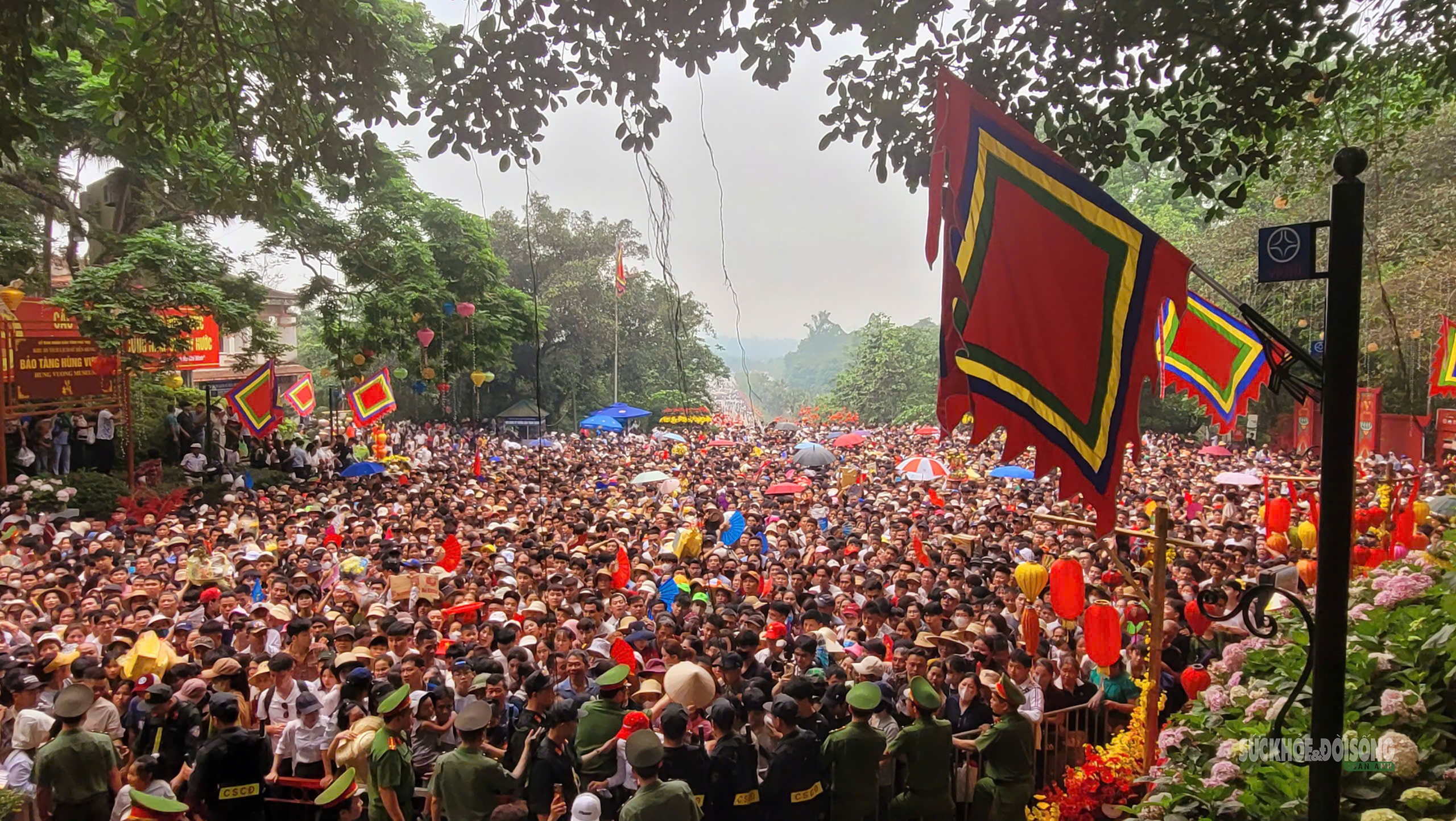 Biển người đổ về Đất Tổ ngày Giỗ Tổ Hùng Vương- Ảnh 1.