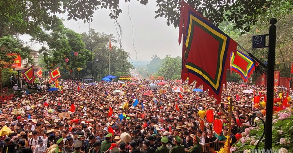 Biển người đổ về Đất Tổ ngày Giỗ Tổ Hùng Vương