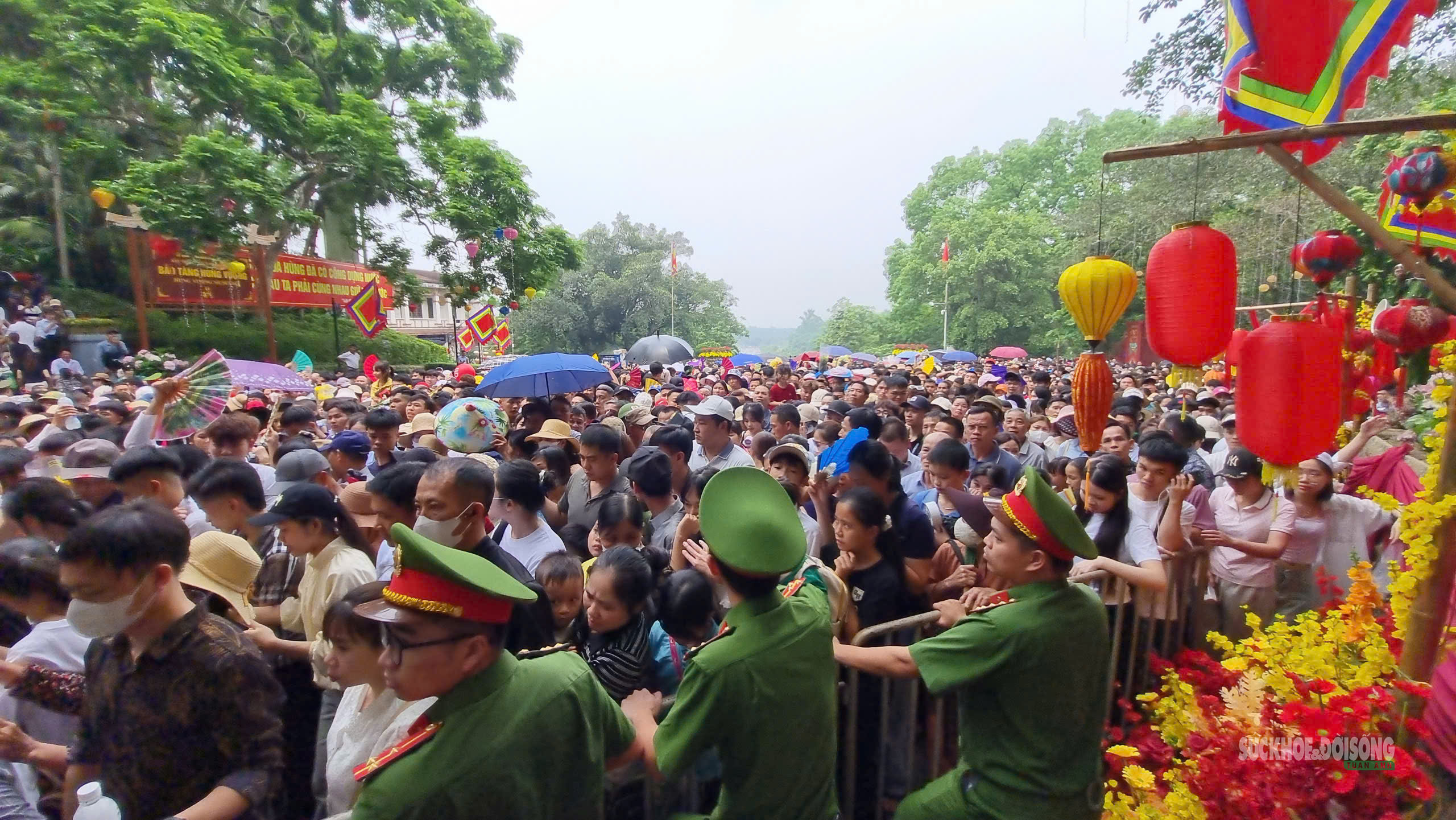 Biển người đổ về Đất Tổ ngày Giỗ Tổ Hùng Vương- Ảnh 8.