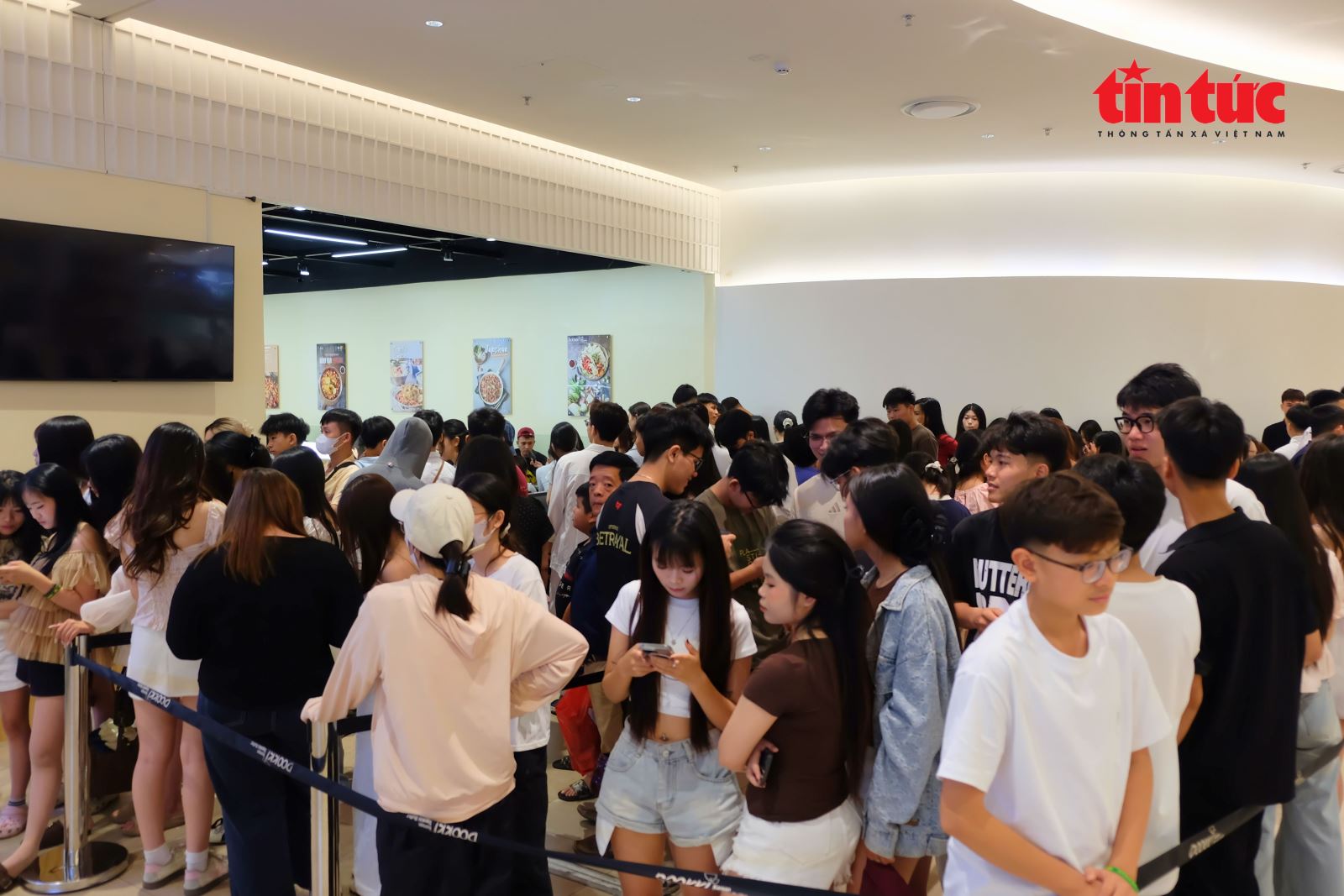 Du khách ‘đổ bộ’ các điểm vui chơi mua sắm tại Hà Nội dịp lễ- Ảnh 7.