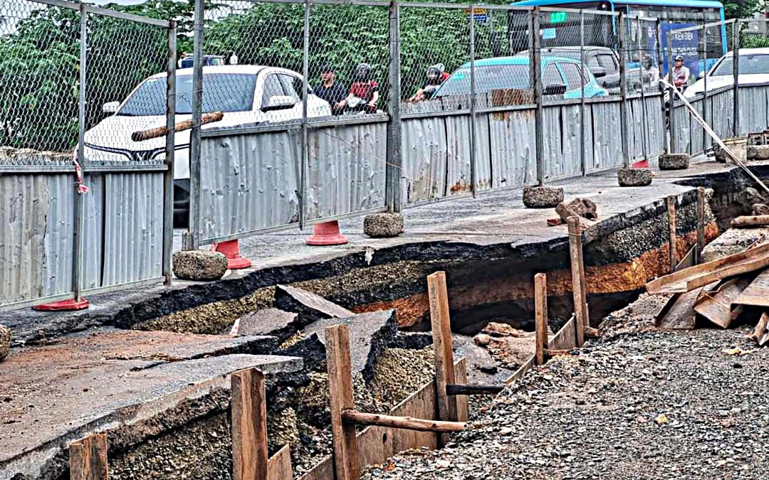 Ô tô tải lại bất ngờ 'lọt hố' giữa đường Nguyễn Trãi- Ảnh 1.