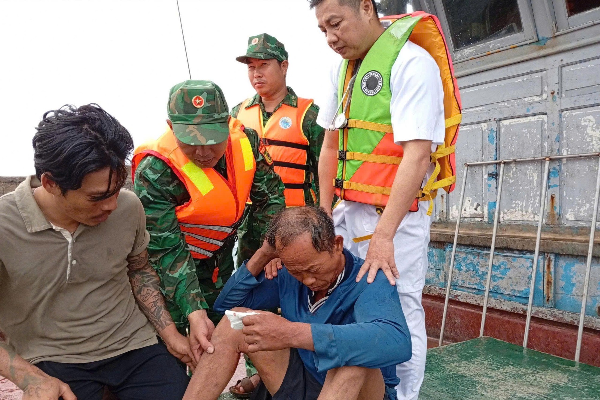 Cấp cứu kịp thời ngư dân gặp nạn trên vùng biển Bạch Long Vĩ- Ảnh 1.