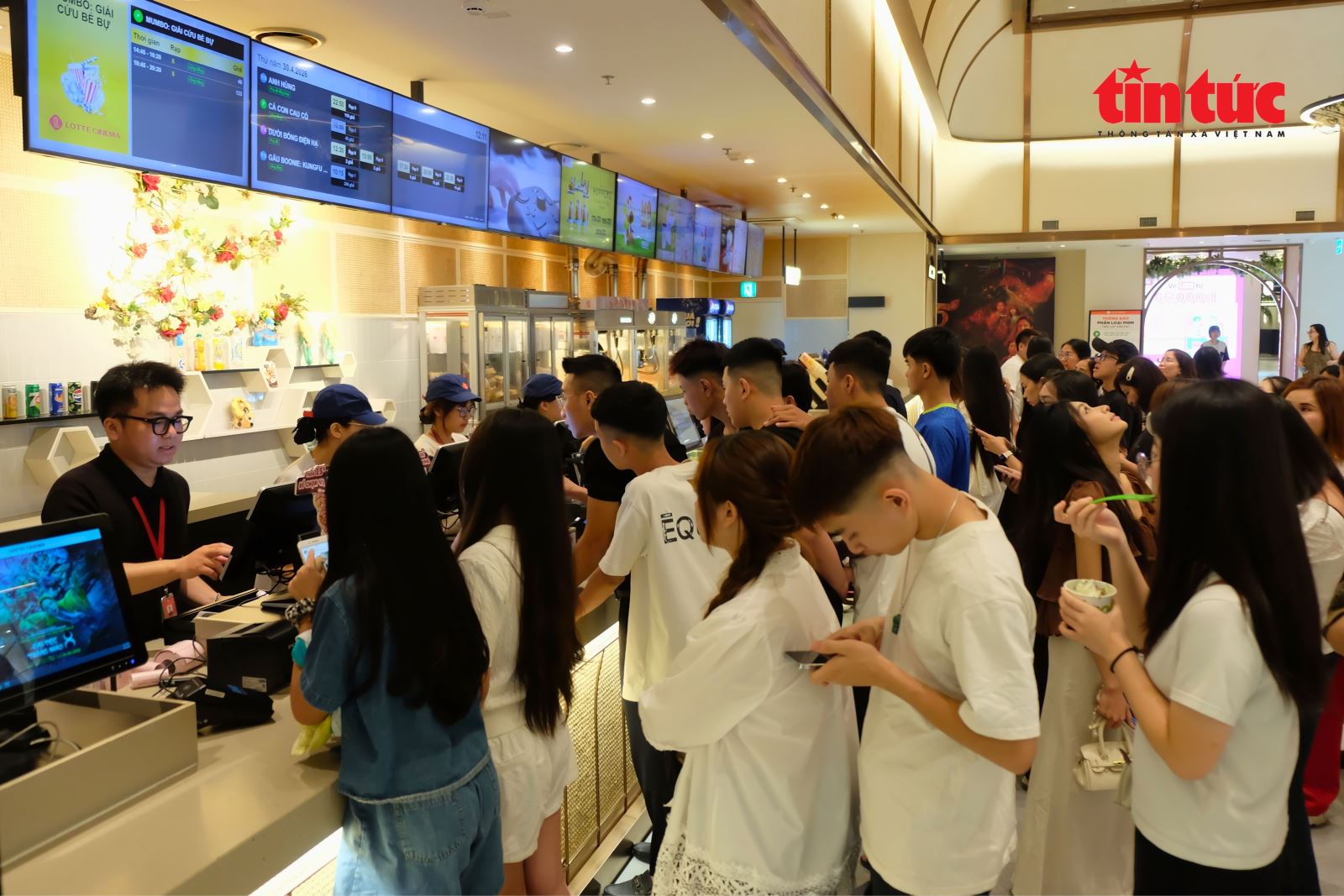 Du khách ‘đổ bộ’ các điểm vui chơi mua sắm tại Hà Nội dịp lễ- Ảnh 8.