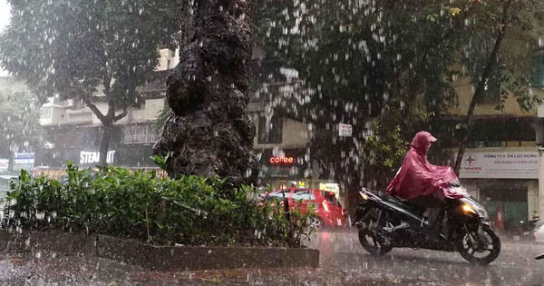 Không khí lạnh làm nhiệt giảm, mưa dông kéo dài vào Trung Bộ