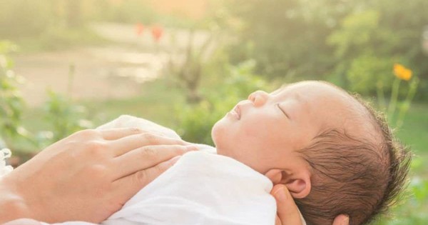 Phân biệt mồ hôi trộm sinh lý và bệnh lý ở trẻ