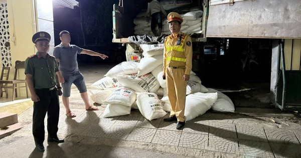 Xe tải chạy ‘như bay’ lúc đêm khuya, lộ 200 bao tải chứa chất lạ