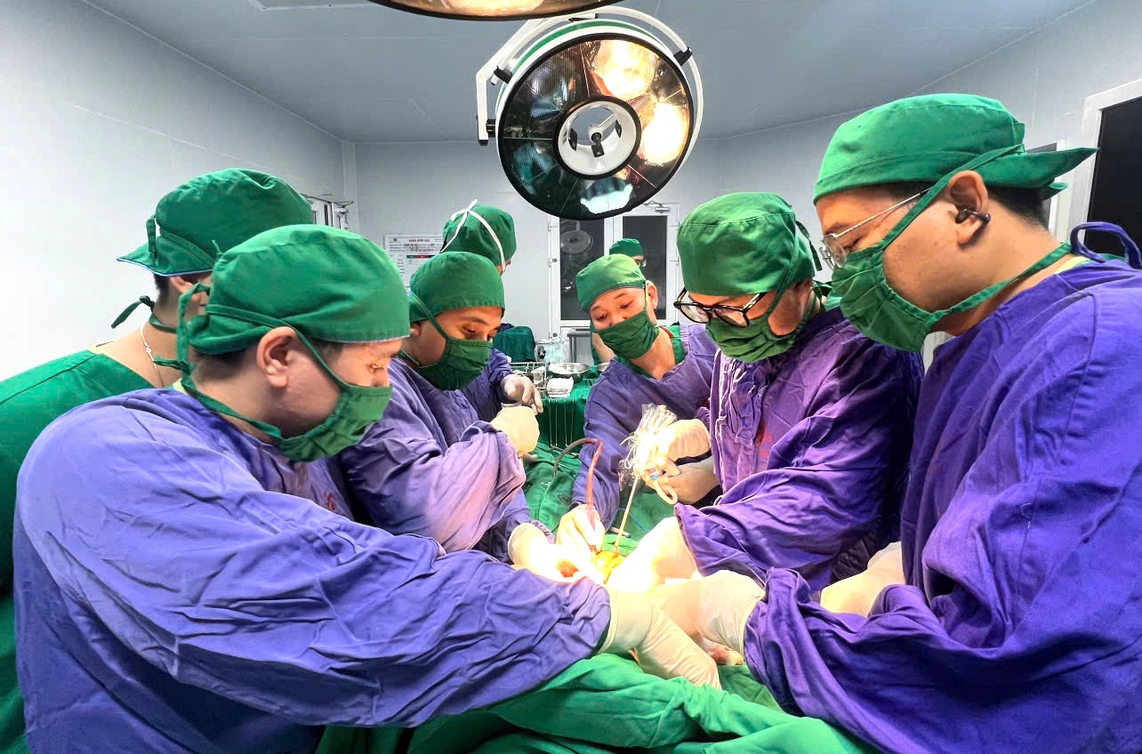 Người phụ nữ phát hiện mang khối u dạ dạy kích thước khổng lồ từ triệu chứng bất thường- Ảnh 1.