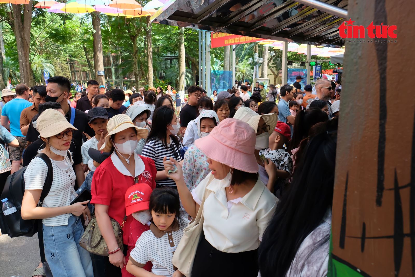 Du khách ‘đổ bộ’ các điểm vui chơi mua sắm tại Hà Nội dịp lễ- Ảnh 5.