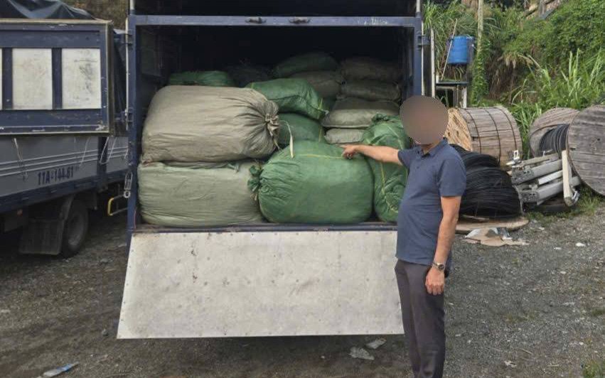 Xe tải chạy 'như bay' lúc đêm khuya, lộ 200 bao tải chứa chất lạ- Ảnh 2.