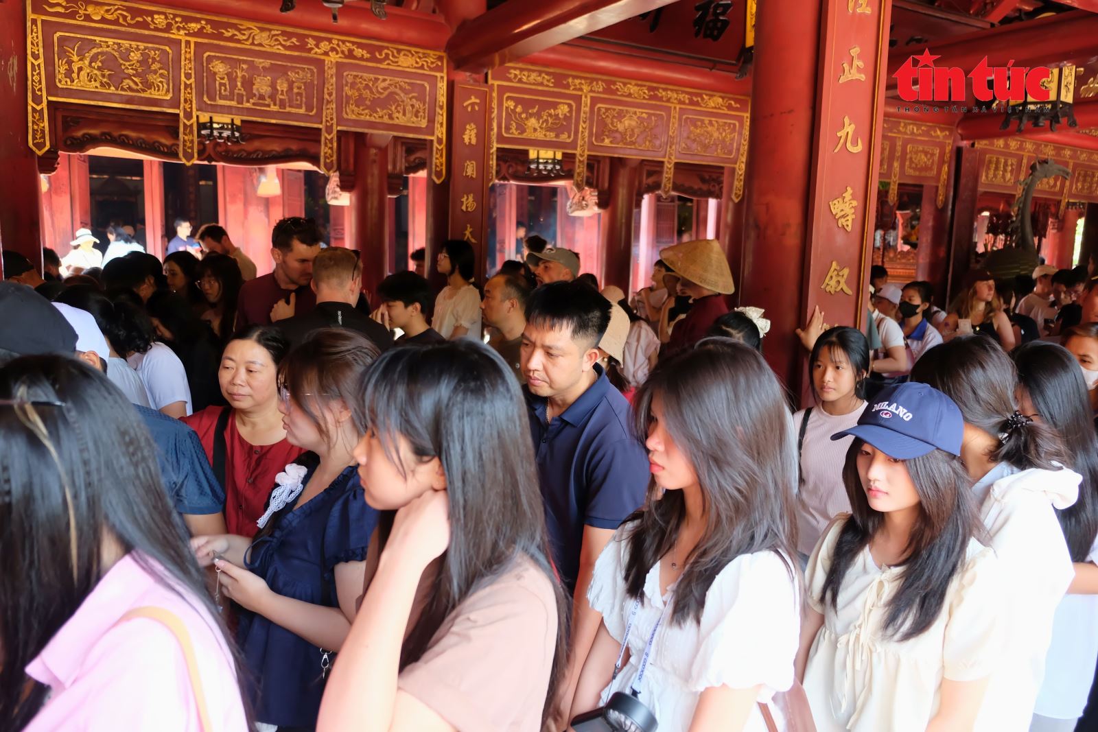 Du khách ‘đổ bộ’ các điểm vui chơi mua sắm tại Hà Nội dịp lễ- Ảnh 4.