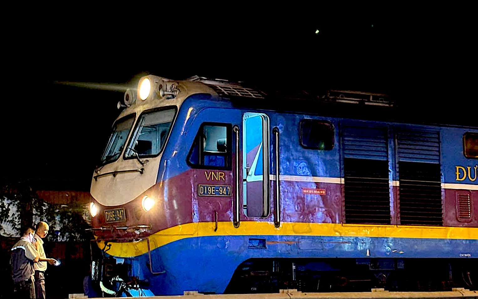 Hà Nội: Xe máy va chạm tàu hỏa, 2 người tử vong