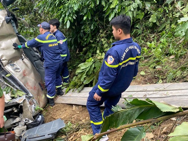 Xe khách chở 25 người lao xuống vực khiến ít nhất 1 người tử vong - Ảnh 2.