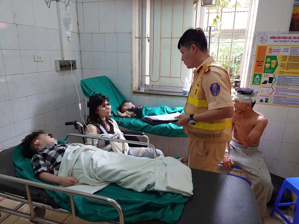 Xe khách chở 25 người lao xuống vực khiến ít nhất 1 người tử vong - Ảnh 3.