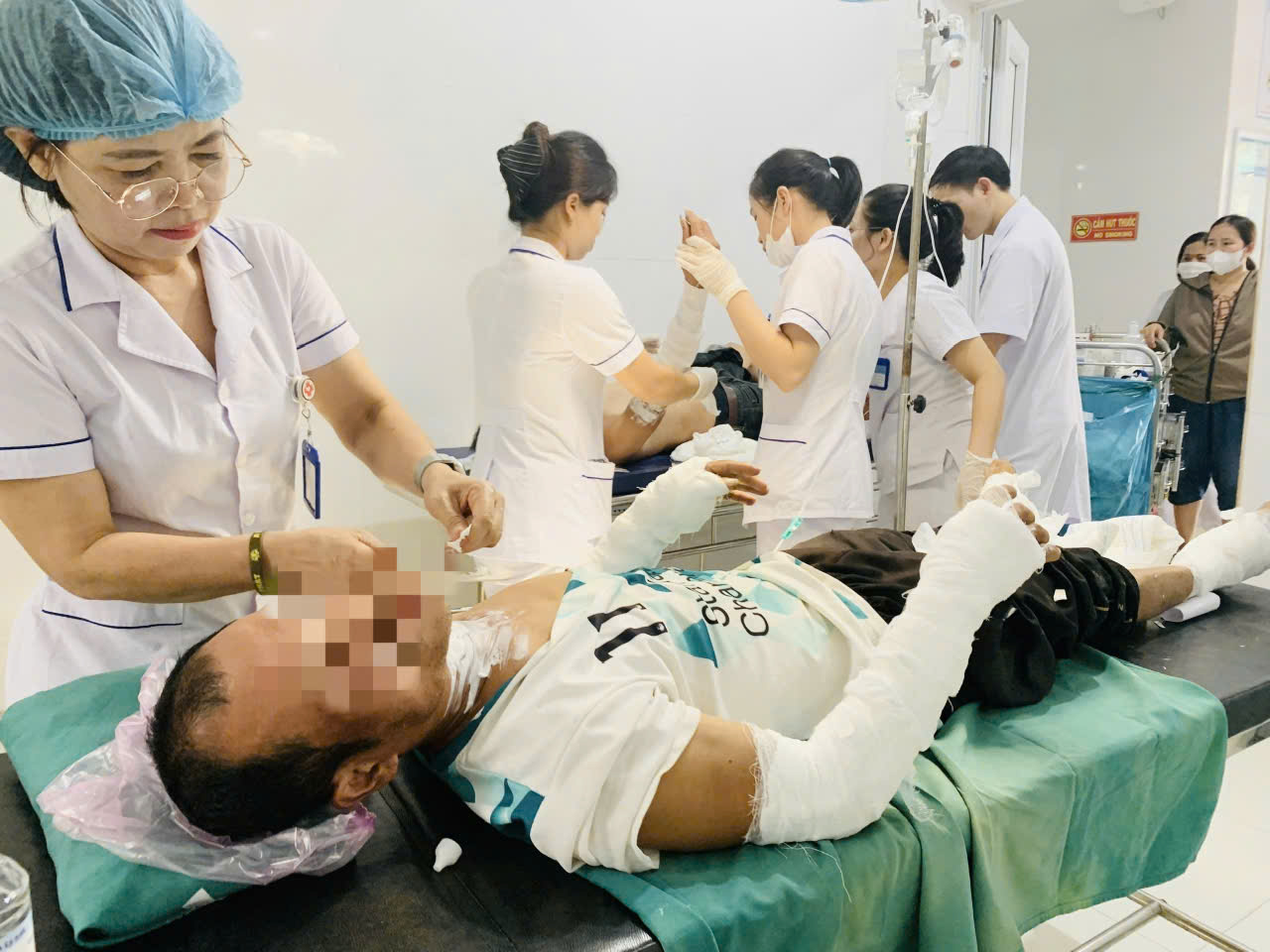 Bị bỏng vì thui thịt chó bằng bình gas, hai người đàn ông lại lấy xăng chữa vết thương- Ảnh 1.