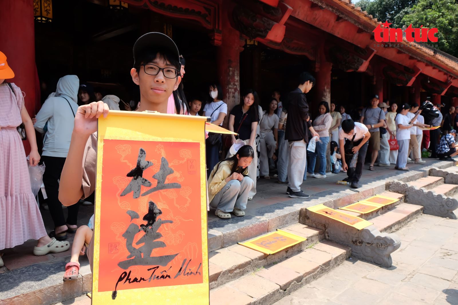 Du khách ‘đổ bộ’ các điểm vui chơi mua sắm tại Hà Nội dịp lễ- Ảnh 2.