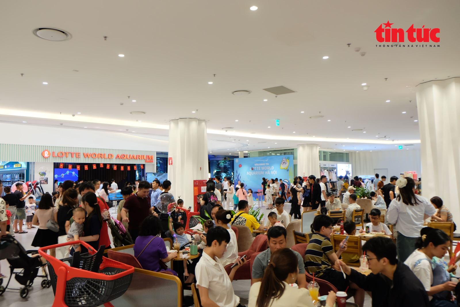 Du khách ‘đổ bộ’ các điểm vui chơi mua sắm tại Hà Nội dịp lễ- Ảnh 6.