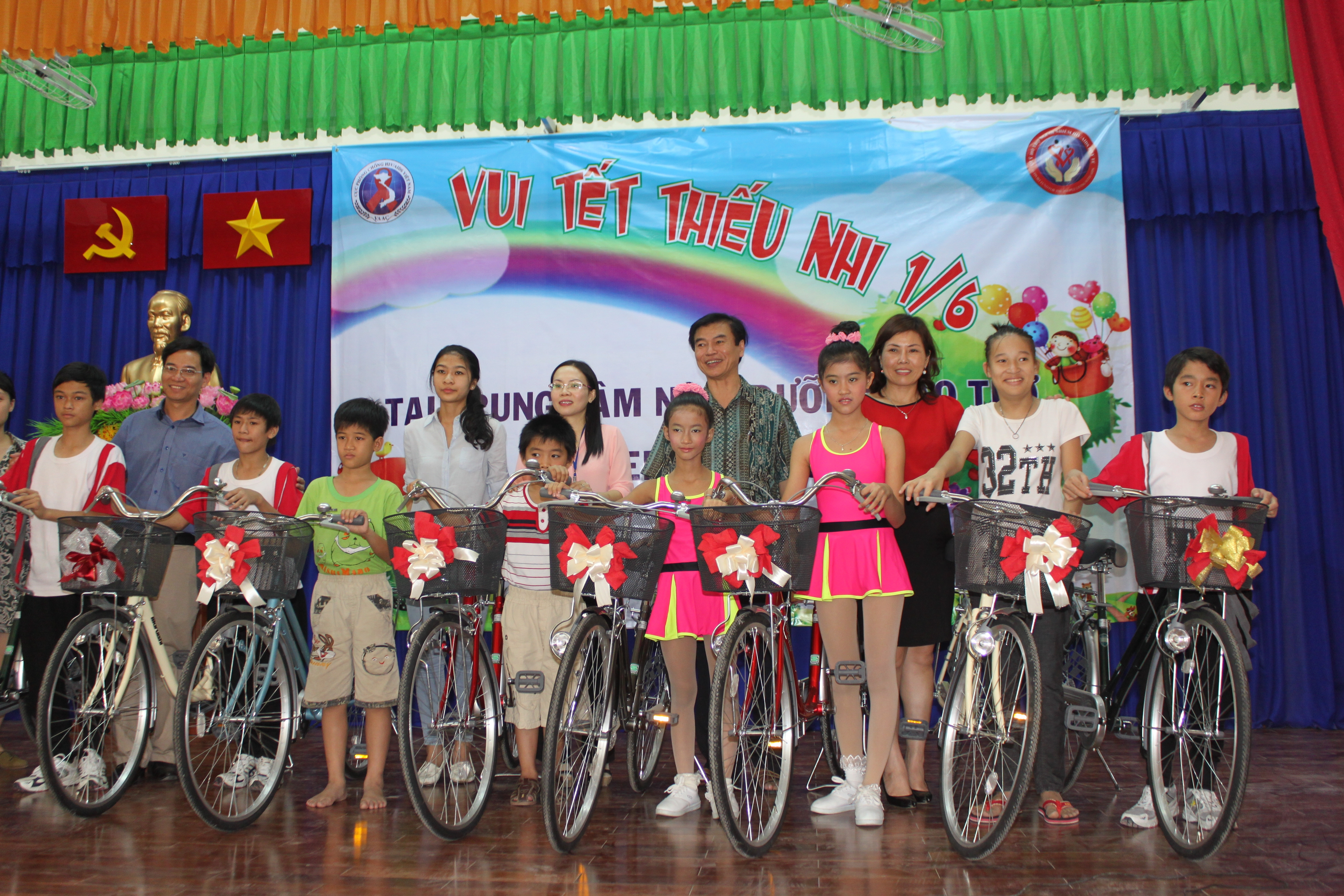 Tặng  quà cho trẻ em HIV ở Trung tâm Linh Xuân