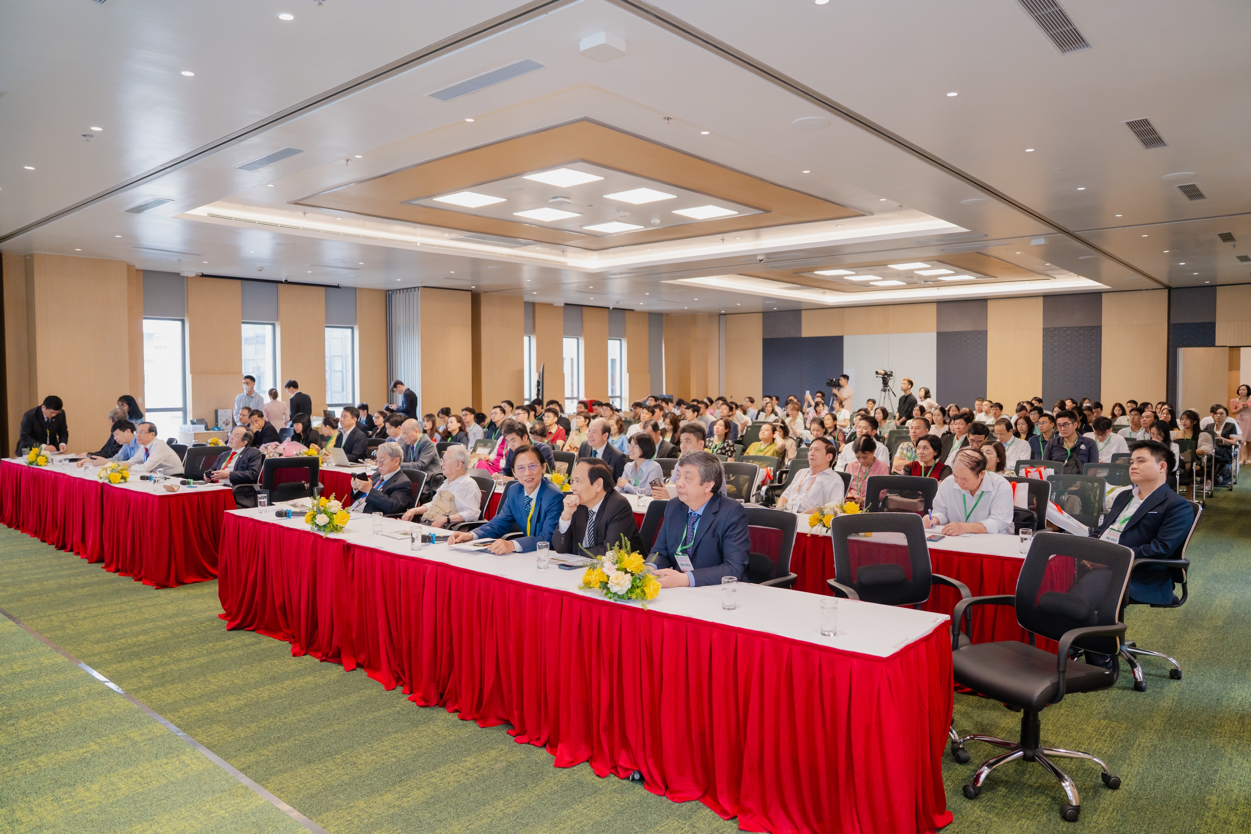 Hội nghị khoa học Nội khoa toàn quốc lần thứ 14 vừa diễn ra tại BVĐK Hồng Ngọc- Ảnh 1.