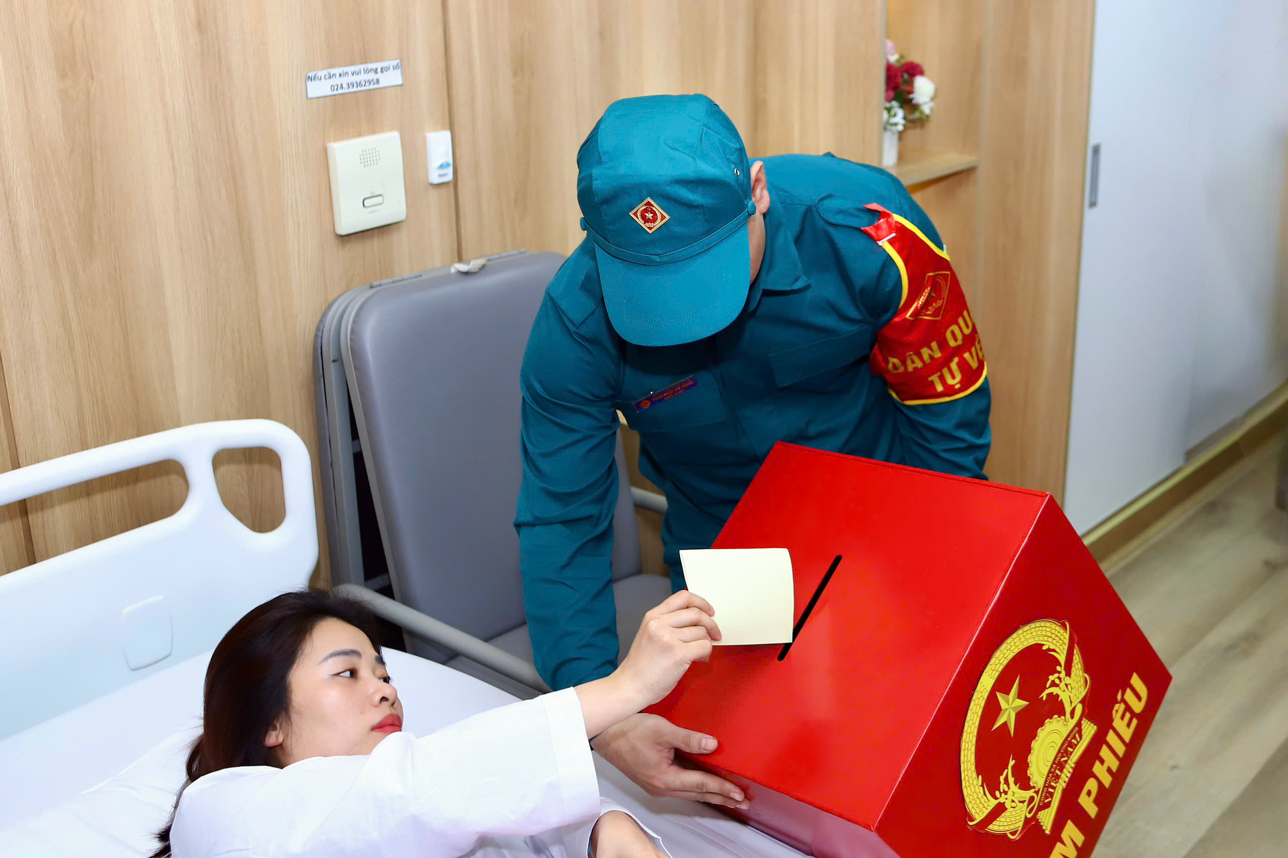 Đưa hòm phiếu tới bệnh viện: Những lá phiếu tín nhiệm từ giường bệnh- Ảnh 13.