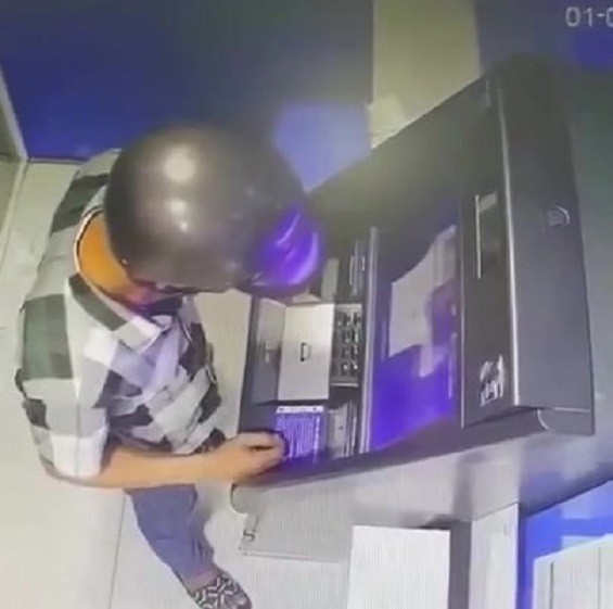Người lấy 128 triệu do người khác bỏ quên ở trụ ATM có thể bị xử lý thế nào?- Ảnh 1.