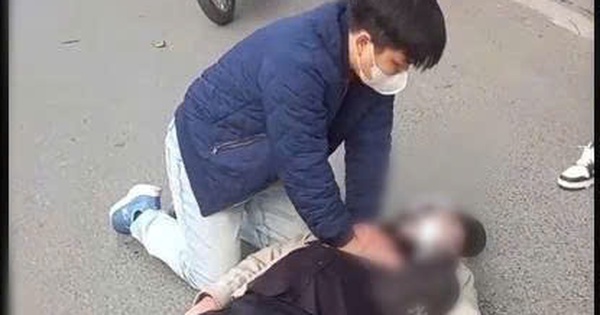 Video bác sĩ Bệnh viện Thận Hà Nội ép tim ngoài lồng ngực cứu thanh niên ngừng tim trên phố