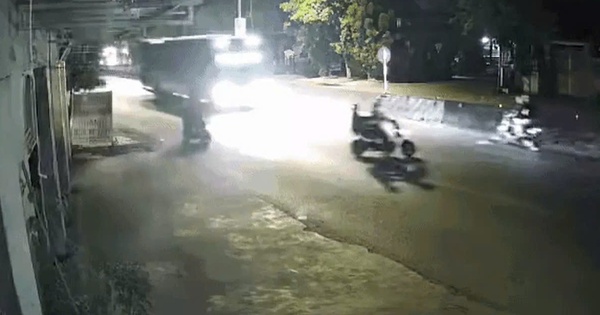 Băng qua đường bất cẩn, hai người suýt gặp nạn trước xe khách