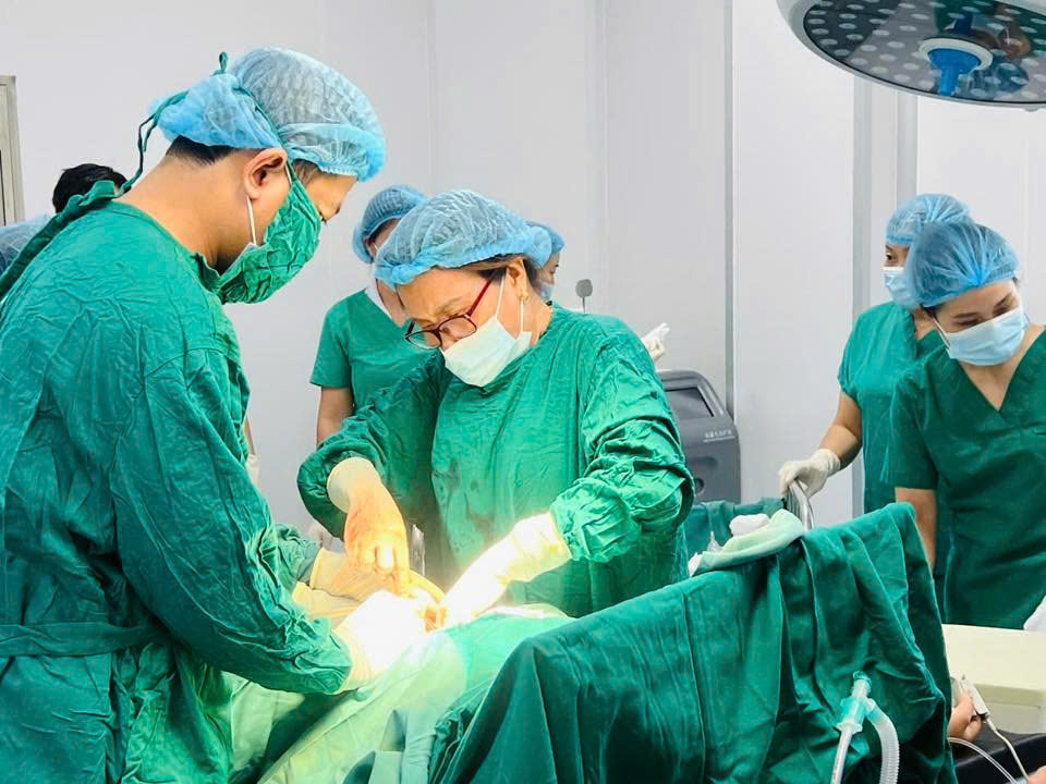 'Báo động đỏ' cứu mẹ con sản phụ rau bong non- Ảnh 1. 'Báo động đỏ' cứu mẹ con sản phụ rau bong non- Ảnh 1.