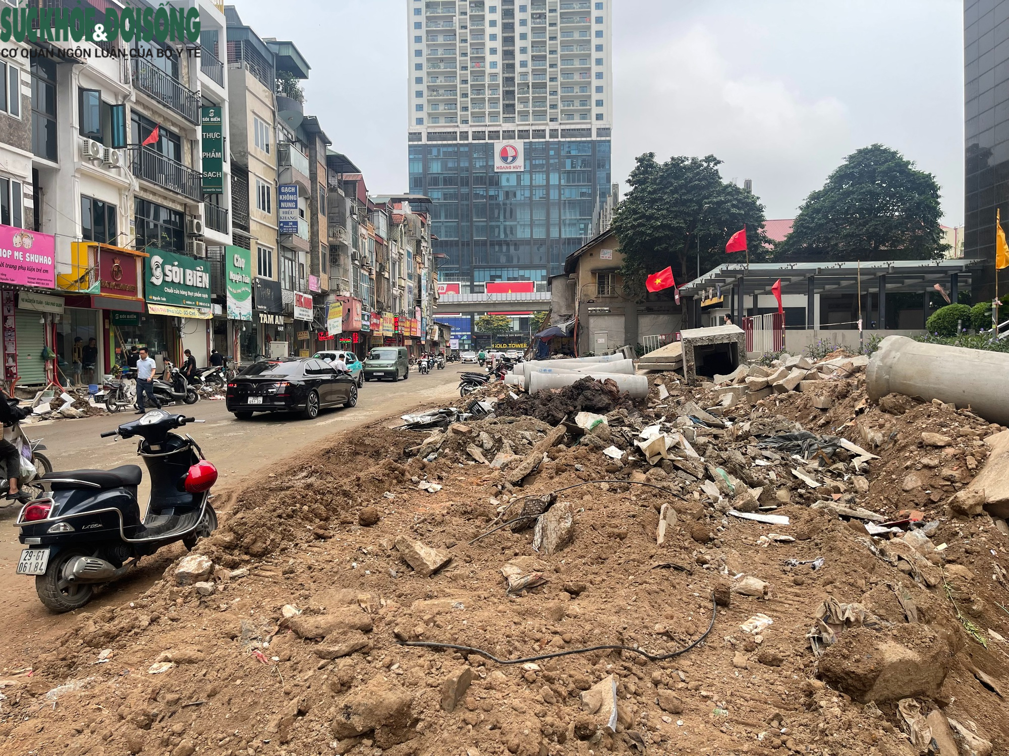 Đường Nguyễn Tuân, Hà Nội ngổn ngang thi công, người dân 'dò dẫm' từng mét- Ảnh 1.