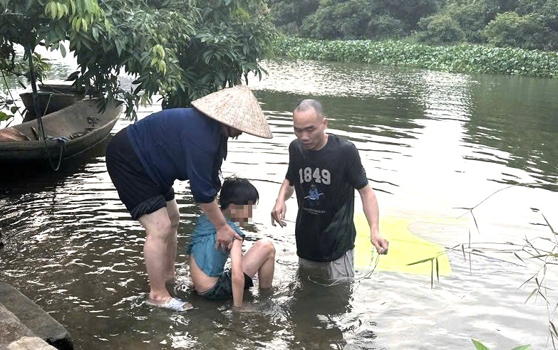 Cố bơi ra sông lấy lại diều đứt dây, bé trai 12 tuổi suýt chết đuối- Ảnh 1.