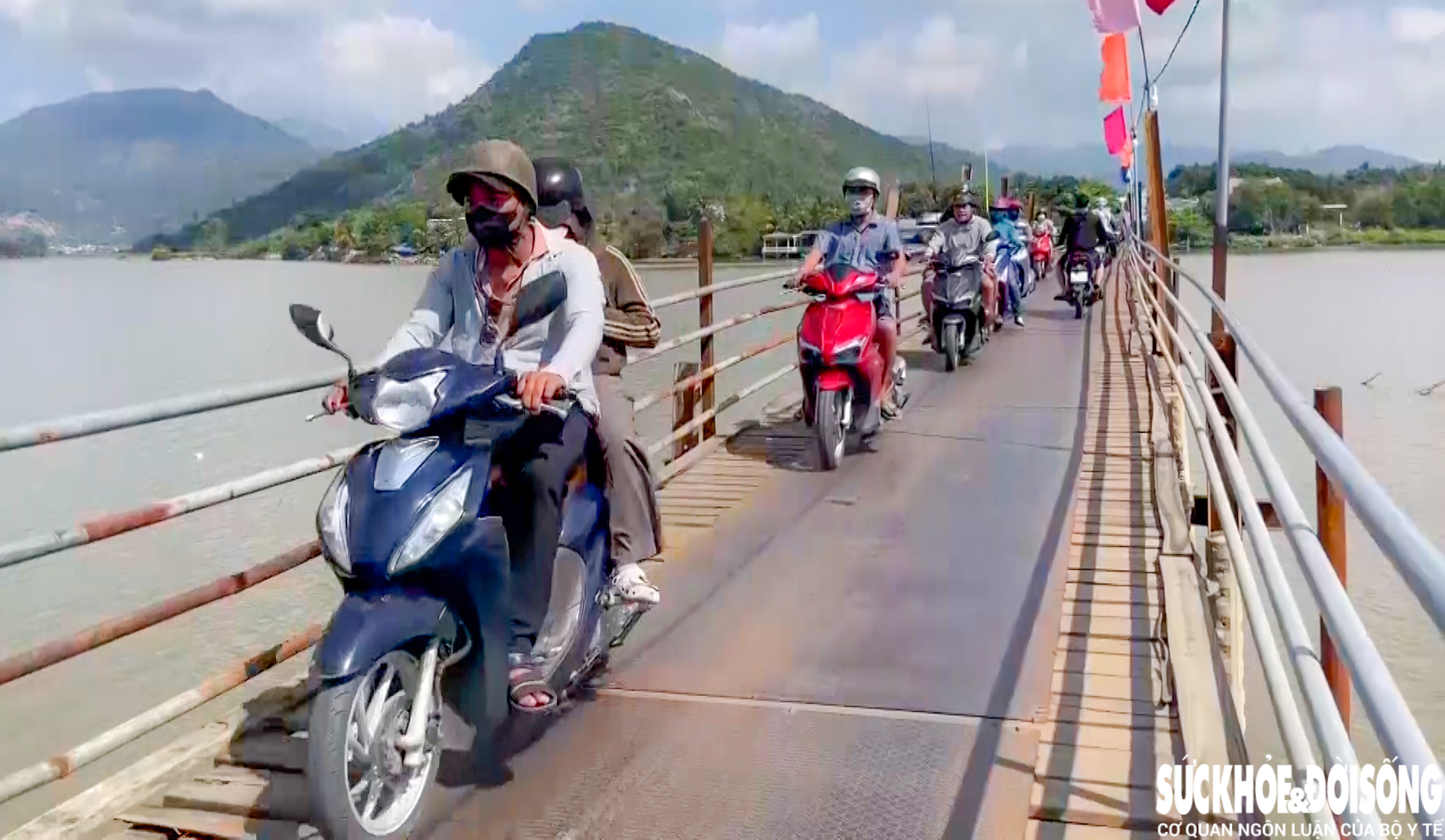 Hàng nghìn hộ dân ở Tây Nha Trang ‘đánh cược’ an toàn khi qua cầu gỗ tạm- Ảnh 5.