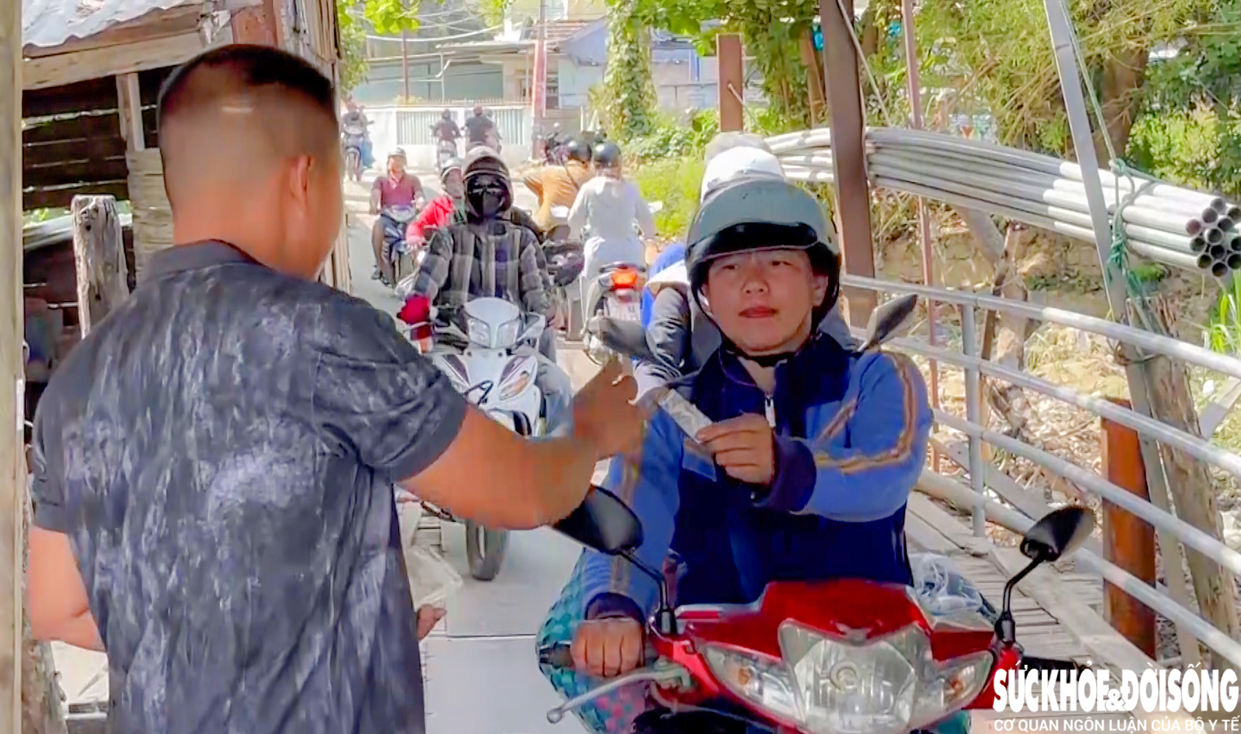 Hàng nghìn hộ dân ở Tây Nha Trang ‘đánh cược’ an toàn khi qua cầu gỗ tạm- Ảnh 2.