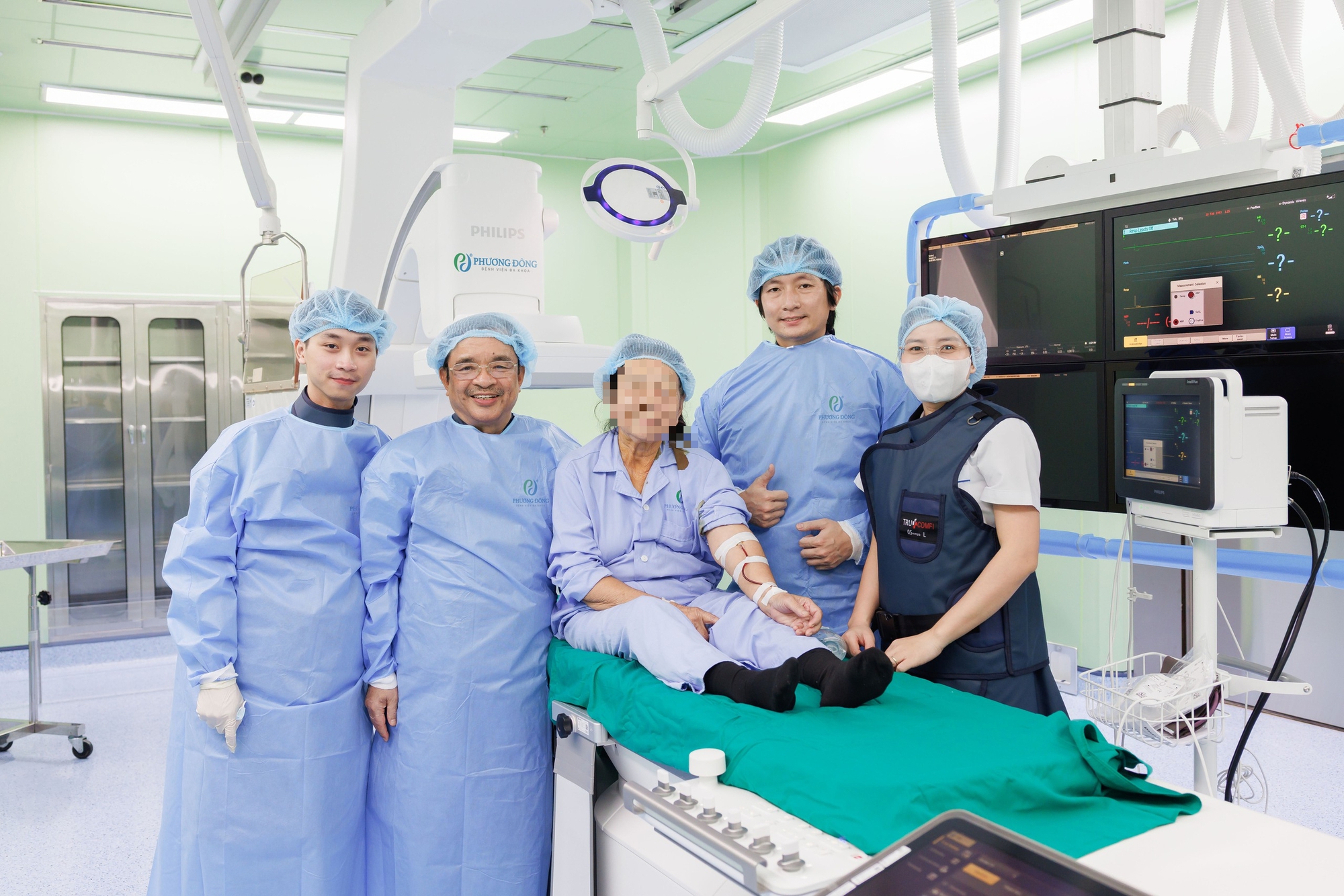 Bệnh viện Phương Đông: Nghẹt thở khơi thông 3 nhánh mạch vành hẹp khít, giành lại dòng máu nuôi tim cho bệnh nhân 72 tuổi- Ảnh 4.