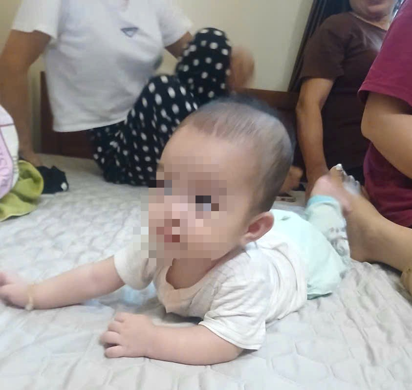 Xót xa bé gái 4 tháng tuổi bị bỏ rơi trước cổng nhà dân trong đêm- Ảnh 1.