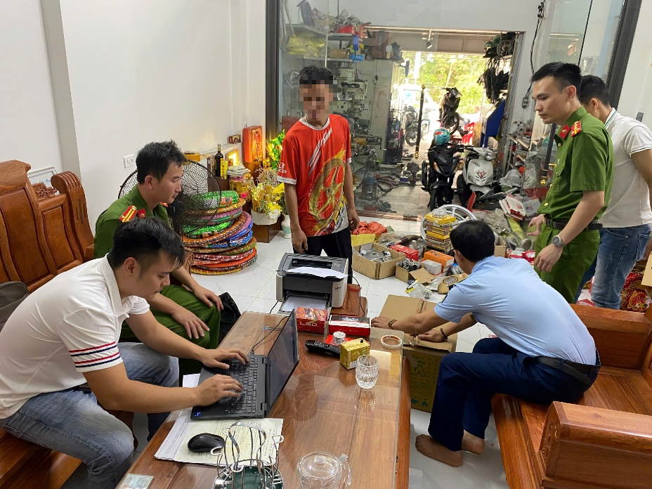 Chủ cửa hàng sửa chữa xe máy làm Tiktok hướng dẫn 'độ chế' phương tiện- Ảnh 1.