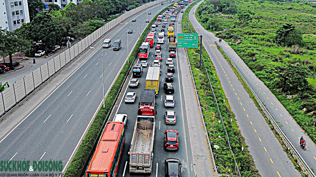 Kết thúc nghỉ lễ Giỗ Tổ Hùng Vương, cửa ngõ Hà Nội ken đặc phương tiện- Ảnh 2.