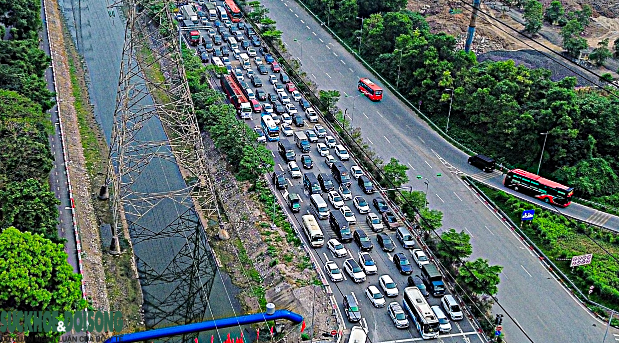 Kết thúc nghỉ lễ Giỗ Tổ Hùng Vương, cửa ngõ Hà Nội ken đặc phương tiện- Ảnh 3.