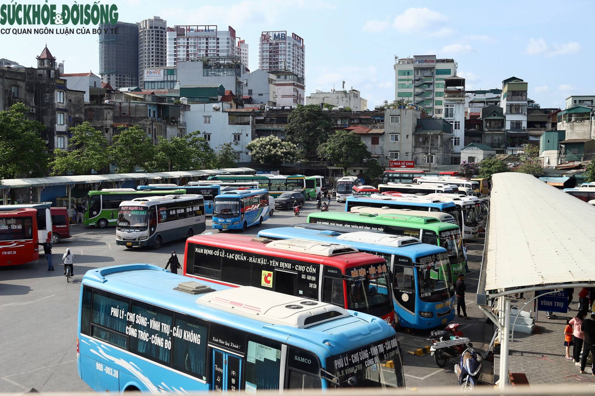 Bến xe Hà Nội đông nghịt khách trước kỳ nghỉ lễ 30/4- Ảnh 2. Bến xe Hà Nội đông nghịt khách trước kỳ nghỉ lễ 30/4- Ảnh 2.