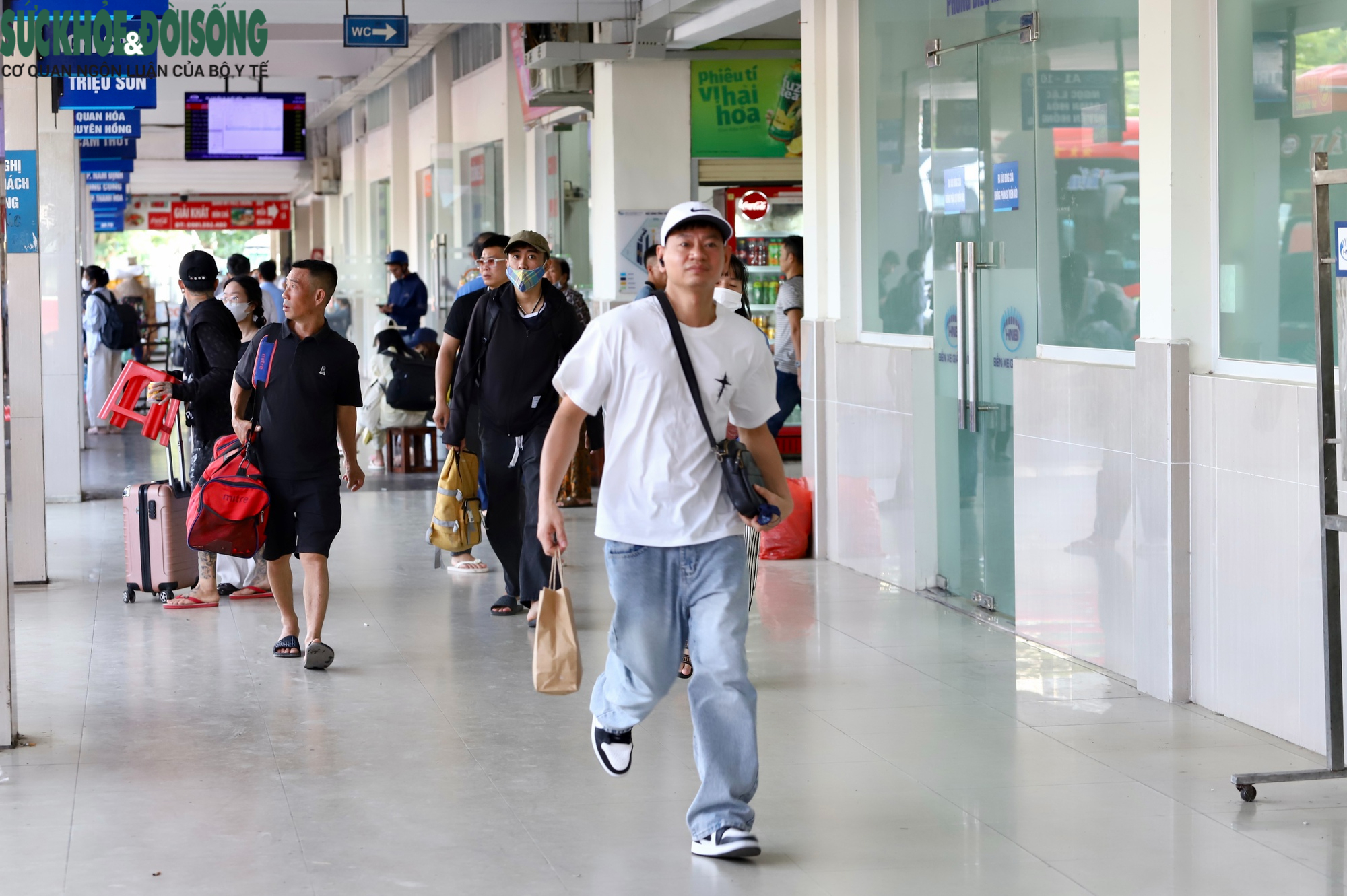 Bến xe Hà Nội đông nghịt khách trước kỳ nghỉ lễ 30/4- Ảnh 4. Bến xe Hà Nội đông nghịt khách trước kỳ nghỉ lễ 30/4- Ảnh 4.