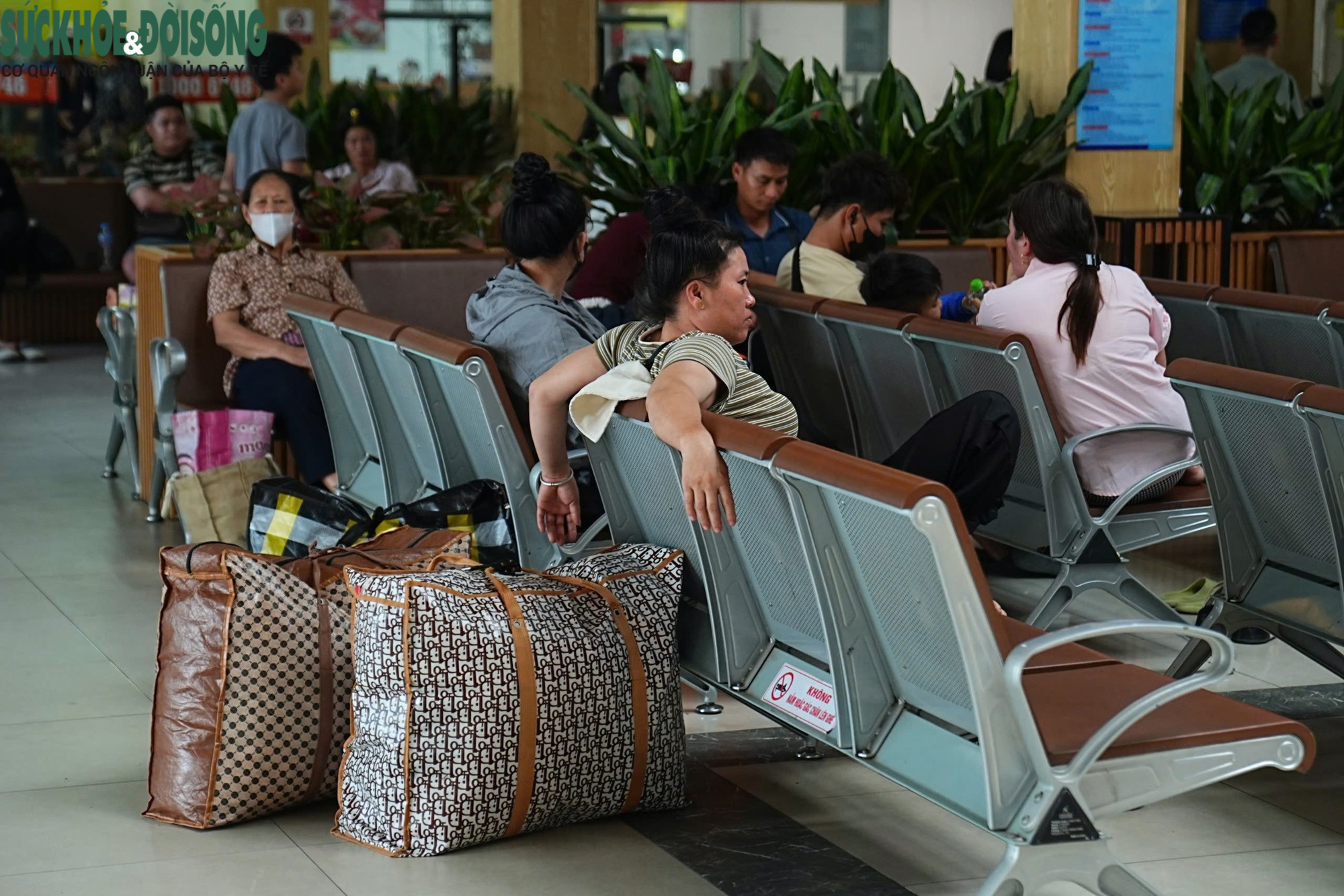 Bến xe Hà Nội đông nghịt khách trước kỳ nghỉ lễ 30/4- Ảnh 5. Bến xe Hà Nội đông nghịt khách trước kỳ nghỉ lễ 30/4- Ảnh 5.