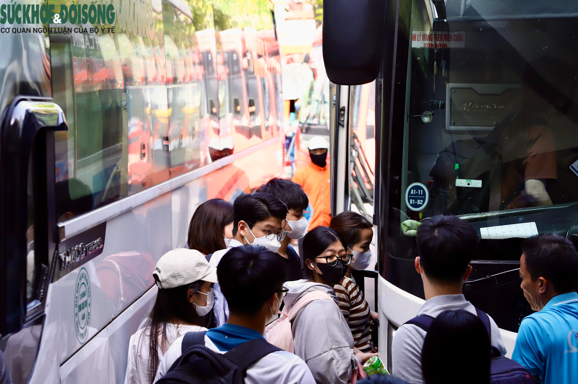 Bến xe Hà Nội đông nghịt khách trước kỳ nghỉ lễ 30/4- Ảnh 9. Bến xe Hà Nội đông nghịt khách trước kỳ nghỉ lễ 30/4- Ảnh 9.