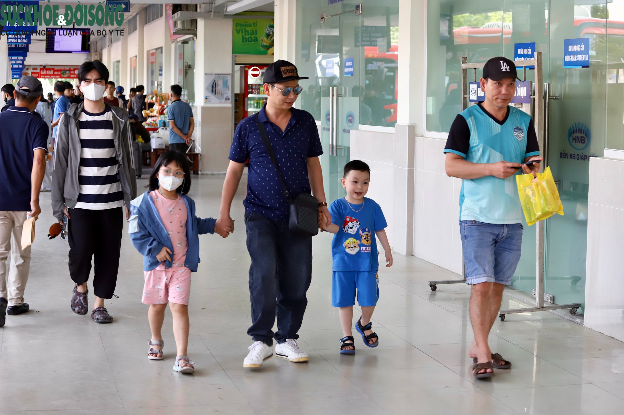 Bến xe Hà Nội đông nghịt khách trước kỳ nghỉ lễ 30/4- Ảnh 10. Bến xe Hà Nội đông nghịt khách trước kỳ nghỉ lễ 30/4- Ảnh 10.