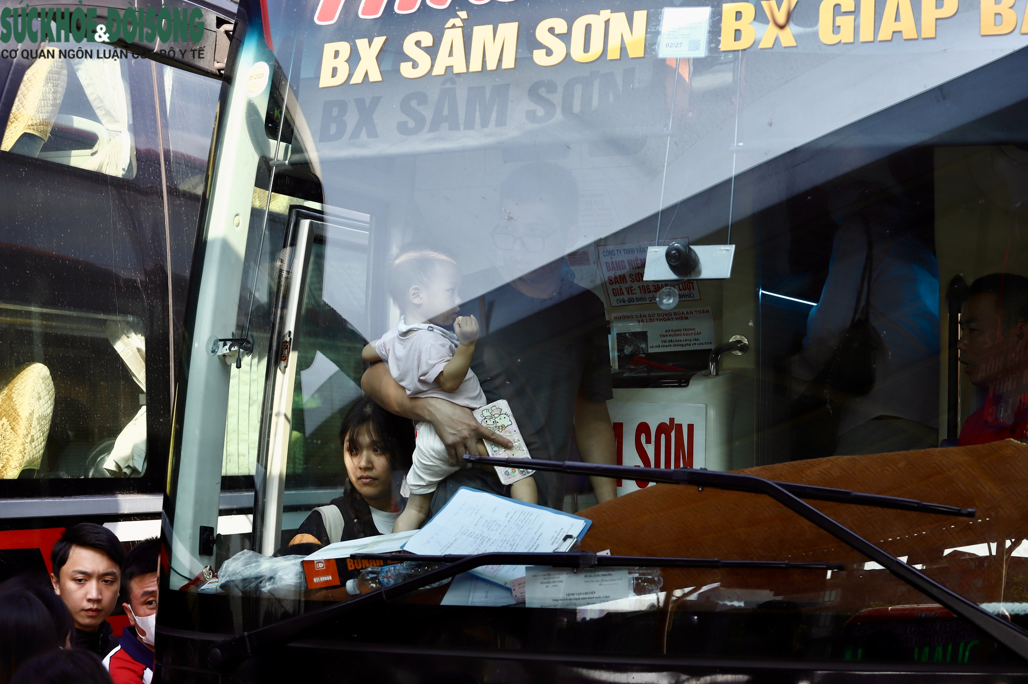 Bến xe Hà Nội đông nghịt khách trước kỳ nghỉ lễ 30/4- Ảnh 12. Bến xe Hà Nội đông nghịt khách trước kỳ nghỉ lễ 30/4- Ảnh 12.