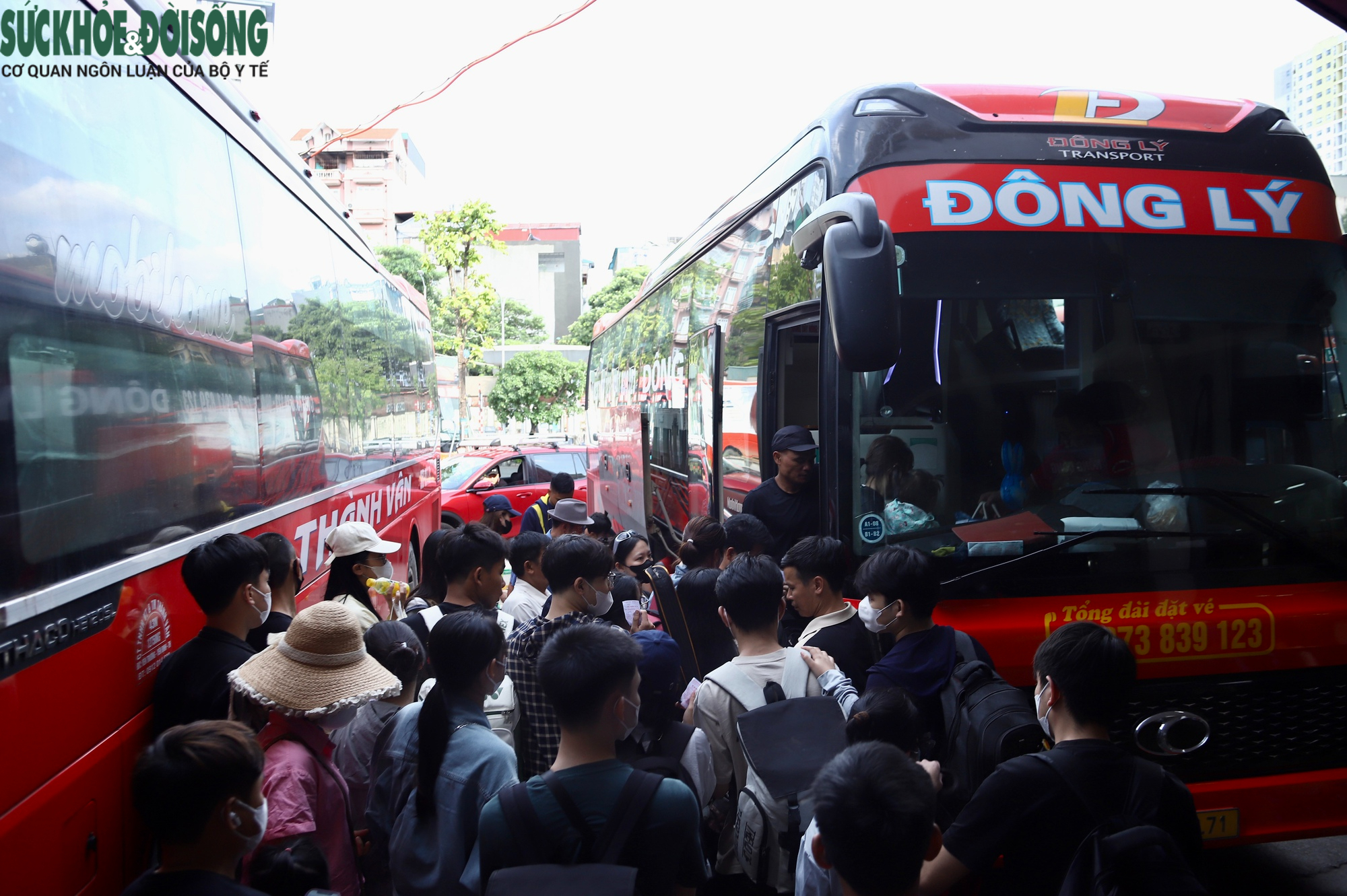 Bến xe Hà Nội đông nghịt khách trước kỳ nghỉ lễ 30/4- Ảnh 13. Bến xe Hà Nội đông nghịt khách trước kỳ nghỉ lễ 30/4- Ảnh 13.