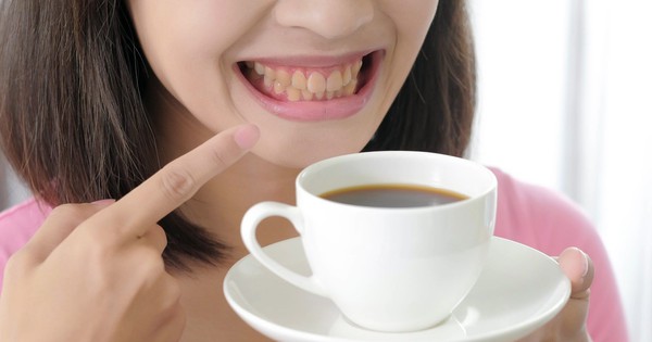 5 cách uống cà phê không lo răng bị ố vàng