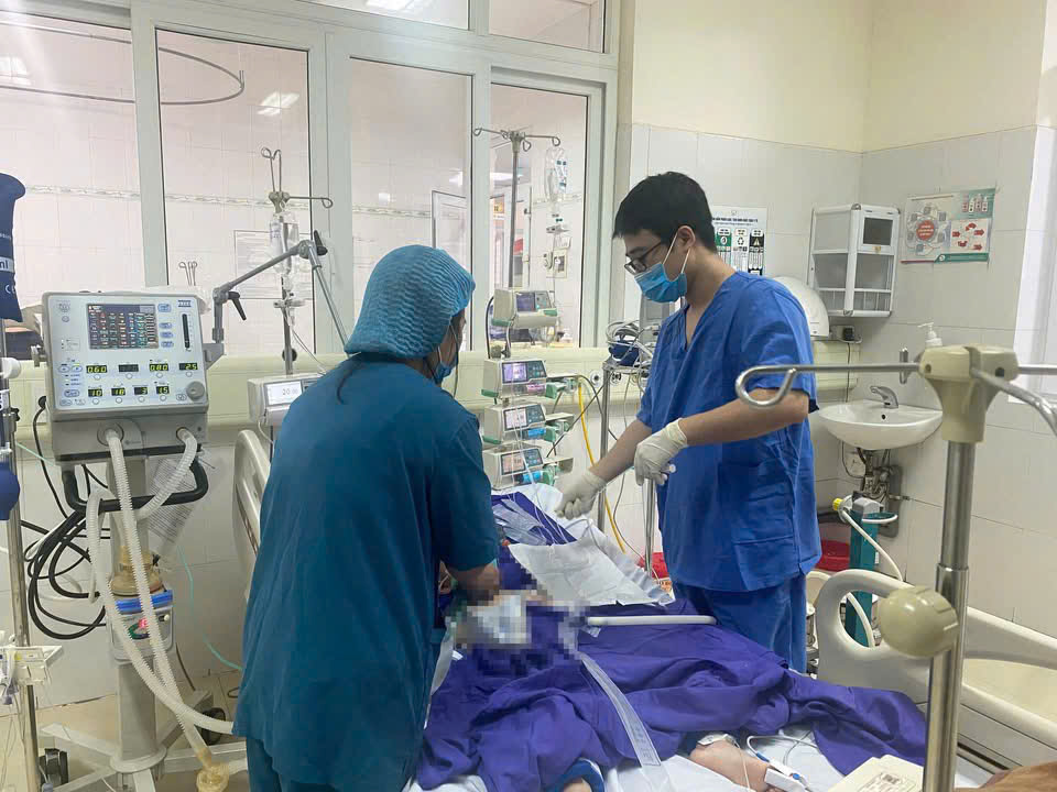 Cấp cứu xuyên tuyến, cứu sống bé trai 10 tuổi ngừng tim do đuối nước- Ảnh 2.