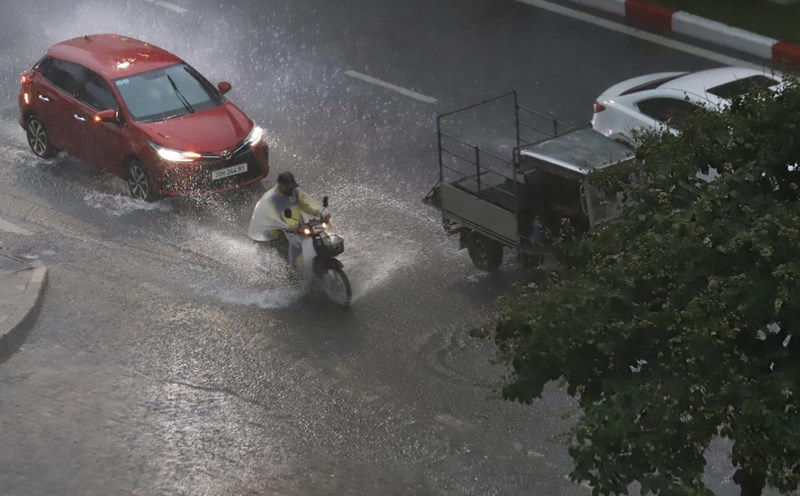 Liên tiếp cảnh báo mưa ở Hà Nội, dông lốc ở Hạ Long- Ảnh 1.