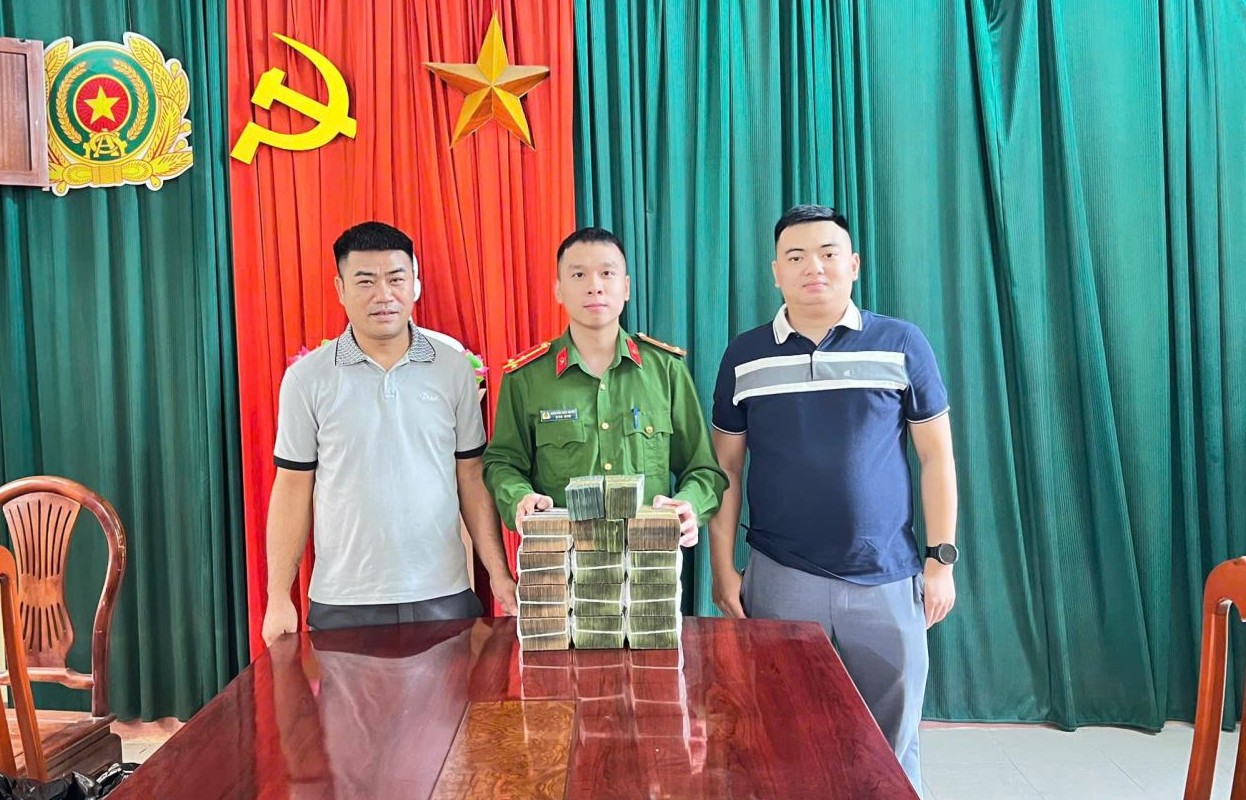 Thấy số dư nhận hơn 2 tỉ đồng từ tài khoản lạ, nam thanh niên vội báo công an- Ảnh 1.