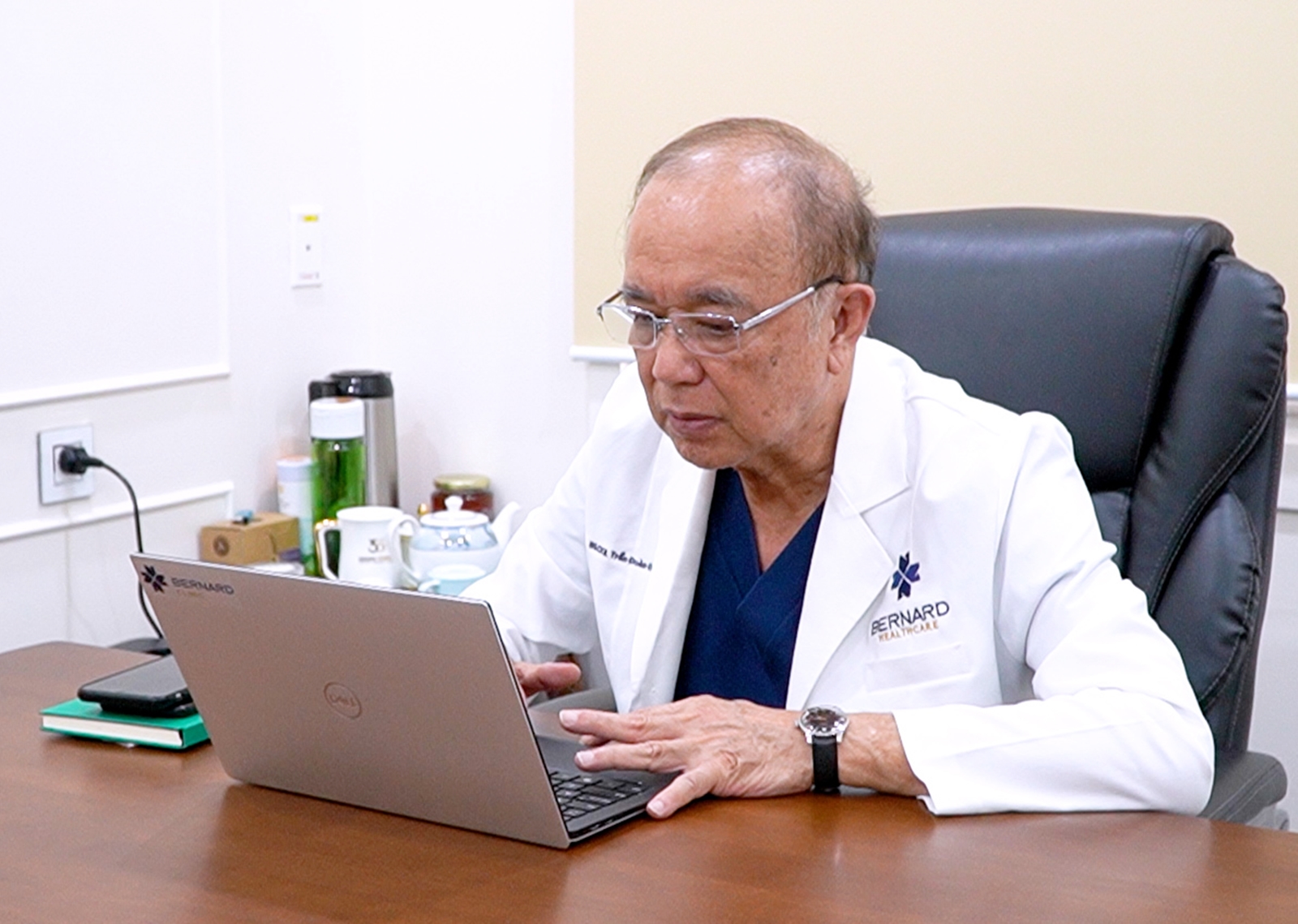 Bác sĩ hơn 70 tuổi vẫn bền bỉ với vết thương khó lành- Ảnh 3.