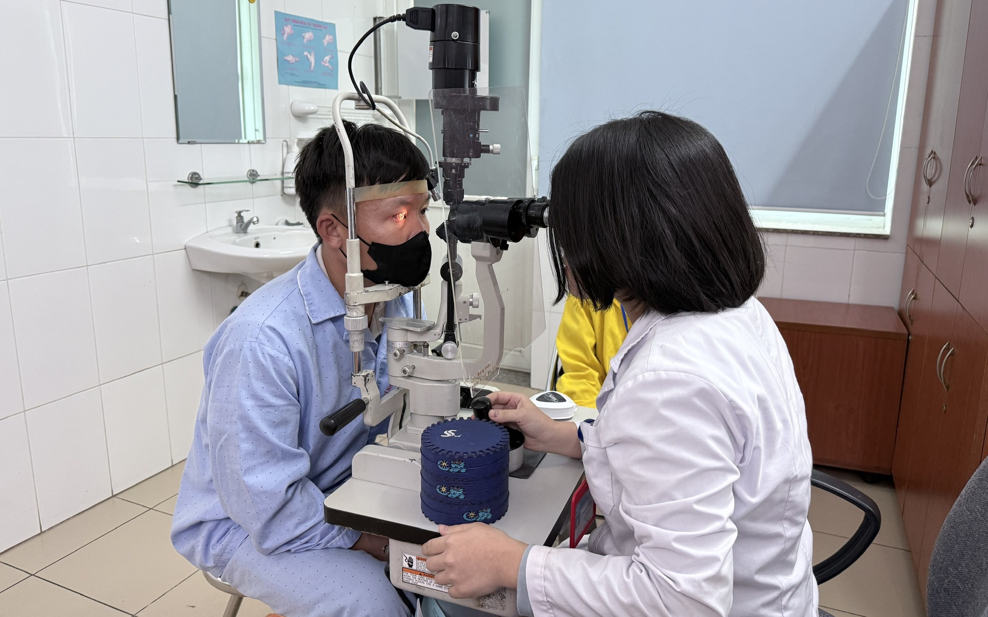 Chưa từng có trong y văn: Người bệnh đến viện cấp cứu với 2 chiếc đũa đâm sâu vào 2 mắt- Ảnh 4.